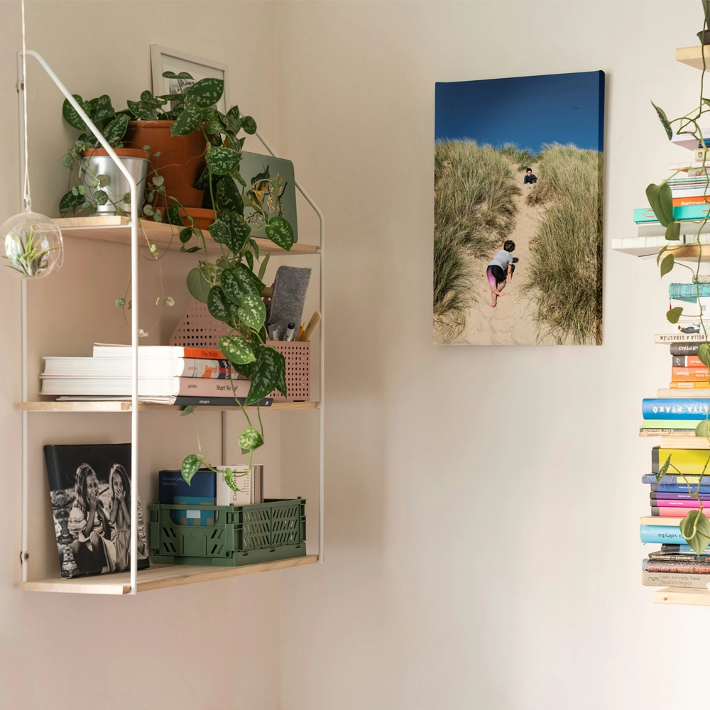 좁은 방 인테리어 벽 선반 활용